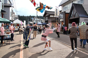 阿波踊りに参加する来場者の画像