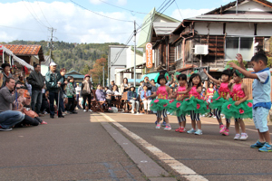 ダンスを踊る子どもたちの画像