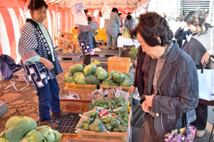 地元野菜を買い求める来場者の画像