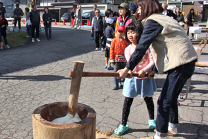 餅つきをする親子の画像