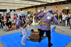 東山五人杵搗き餅の実演の画像