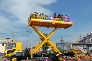 リフト車の試乗体験をする来場者の画像