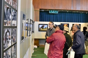 展示された写真を見る来場者の画像