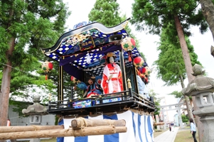 横町巫女爺の上演風景の画像