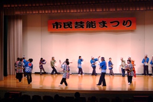 市民芸能まつりでの大の釈迦踊の様子の画像