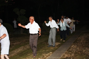 円蔵寺境内で行われる大の釈迦踊の様子の画像2