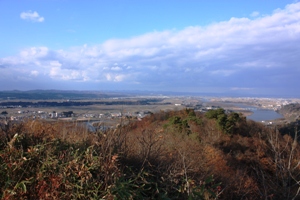 ひ生城跡から見た小千谷市街と信濃川の画像