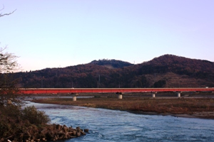 三仏生から見る朝日山山頂の画像