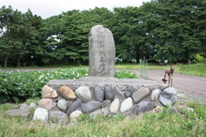 高梨城本丸跡に建つ城主の墳墓の画像