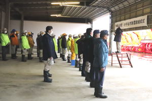 除雪隊結成式であいさつをする市長の画像