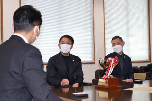 宮崎市長と話をする石田さんと中野社長