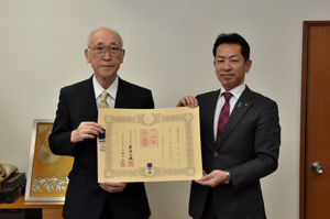 表彰状を手にする中村さんと宮崎市長の画像