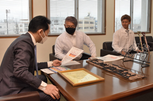 大会の話を聞く宮崎市長の画像