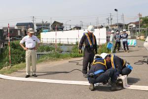 排水管の設置を見守る宮崎市長の画像