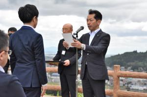 山本山でプロジェクトチームに辞令を交付する宮崎市長の画像