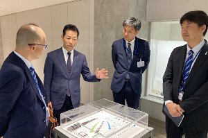 サンケン電気㈱本社内を視察する宮崎市長の画像