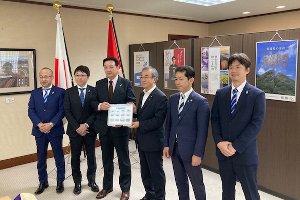 花角知事との集合写真の画像