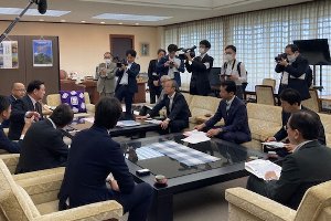 花角知事とサンケン電気㈱高橋代表取締役社長と懇談する宮崎市長の画像