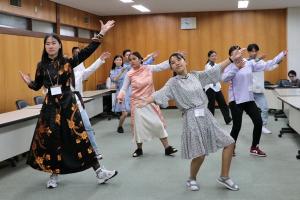 伝統音楽に合わせて踊りを披露するモンゴルからの留学生の画像