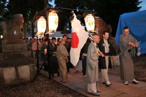 小千谷縮を着て二荒神社にお参りをする宮崎市長の画像