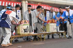 鏡開きをする宮崎市長の画像