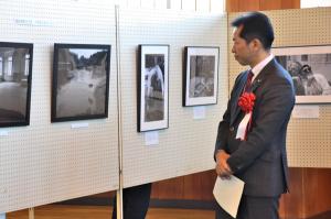 人権問題に関する展示物を鑑賞する宮崎市長の画像