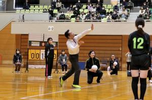 始球式でサーブを打つ宮崎市長の画像