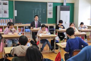 一緒に給食を食べる生徒と市長の画像