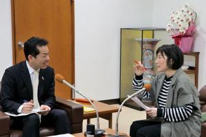 パーソナリティの村井杏さんとラジオ収録を行う宮崎市長の画像