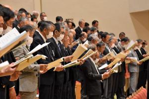 式典で市民のねがいを唱和している参加者の画像