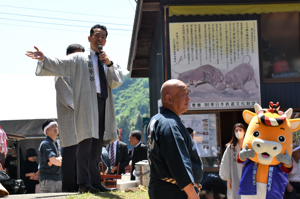 牛の角突き初場所であいさつをする宮崎市長の画像