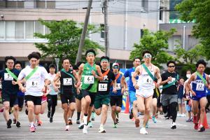 駅伝をスタートするおおぜいの選手の画像