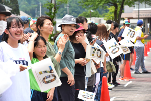 沿道で選手を応援する観客の画像