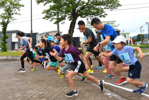 親子ふれあいレースでスタートする親子の画像