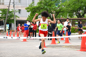 個人レース（男子の部）でトップでゴールする選手の画像