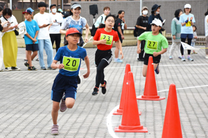 個人レース（女子の部）で全力で走る選手の画像