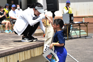 抽選会で景品を受け取る選手の画像