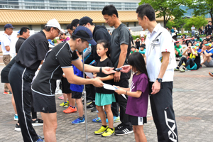 選手に賞状を授与する宮崎市長の画像