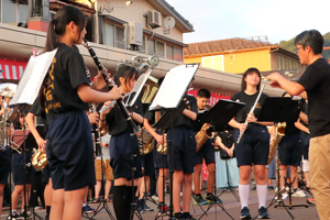 吹奏楽部の学生が演奏をしている画像