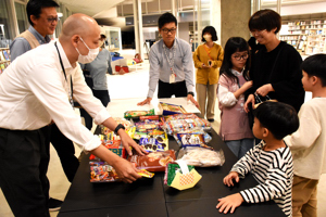 たくさんのお菓子と子どもたちの画像