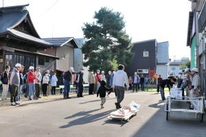 一時避難所の城内公会堂脇に避難する住民のみなさんの画像