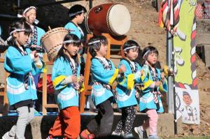 東山小学校の児童が闘牛の歌を披露している画像