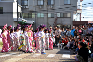 ダンスを披露する子どもたちの画像