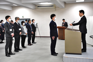 職員に対して仕事改善報告制度の表彰状を授与する宮崎市長の画像