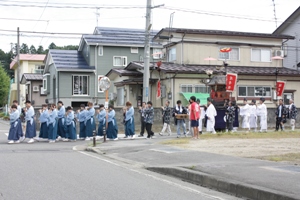 神輿渡り行事の様子の画像