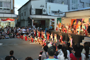 ステージで踊りを披露する園児の画像